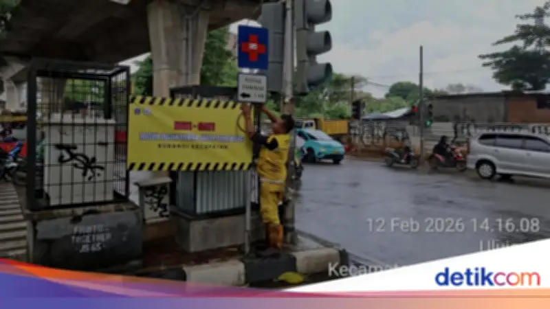 Pemprov DKI Pasang Spanduk Peringatan Waspada Jalan Berlubang di Lima Wilayah