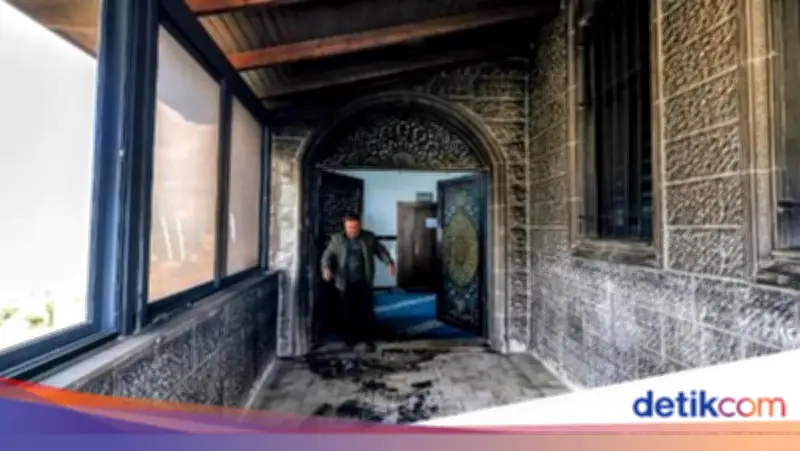 Pemukim Israel Bakar Masjid dan Coret Slogan Rasis di Tepi Barat