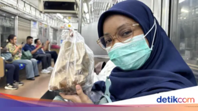 Pengalaman Pertama Buka Puasa di KRL: Kisah Ina dan Silvi di Tengah Perjalanan