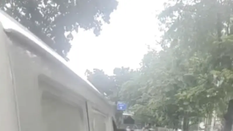 Pengemudi Mobil Boks Acungkan Pisau ke Taksi Online, Berakhir Damai dengan Ganti Rugi