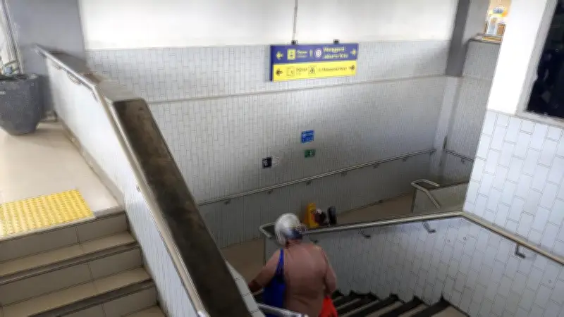 Penumpang Prioritas Terabaikan di Stasiun Depok Baru: Tangga Tinggi Tanpa Lift