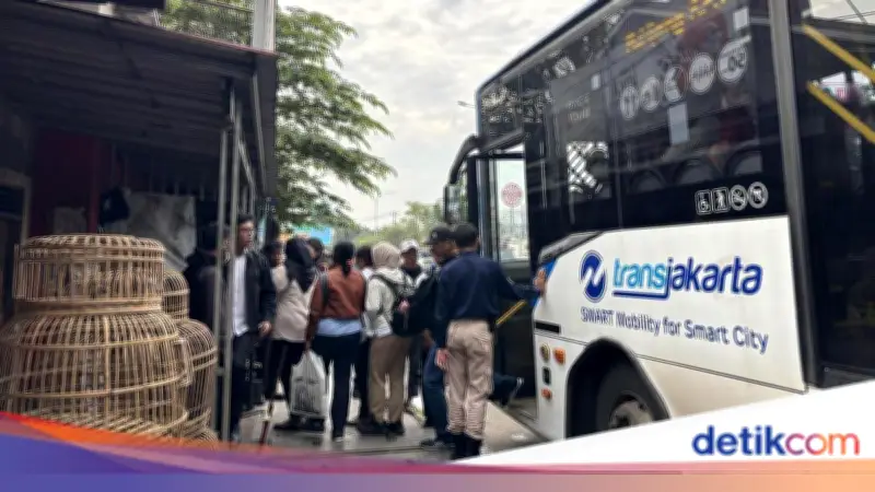 Penumpang TransJ B41 Jatiasih Bekasi Antre di Pinggir Jalan Tanpa Halte