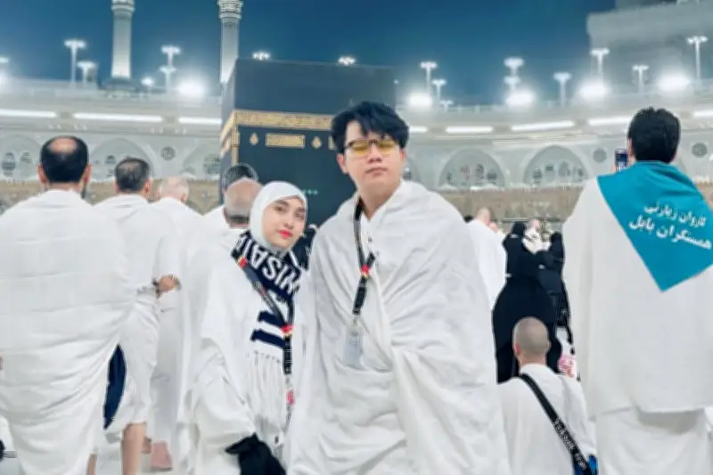 Pesulap Merah Unggah Foto dengan Istri Kedua, Minta Maaf di Bulan Ramadan