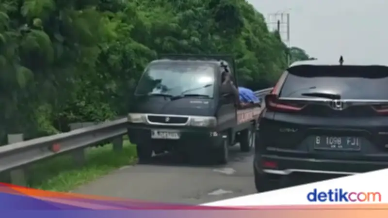 Pikap Nekat Lawan Arah di Rest Area Tol Jagorawi, Polisi Turun Tangan