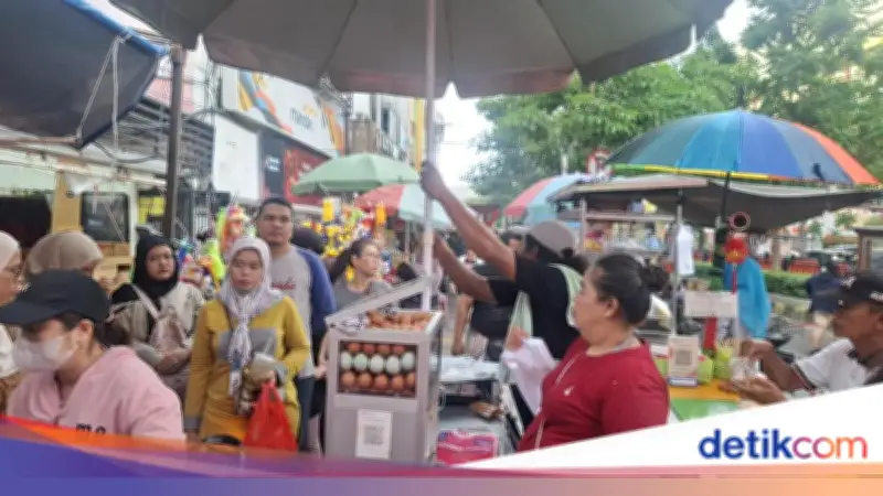 PKL dan Parkir Liar Kembali Serbu Trotoar Glodok Usai Penertiban Satpol PP