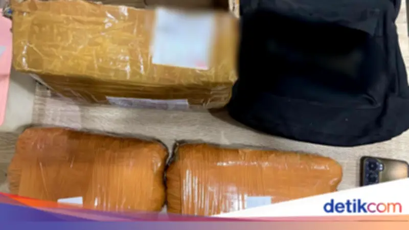 Polda Metro Bongkar Pengiriman 2 Kg Ganja Via Ekspedisi di Depok