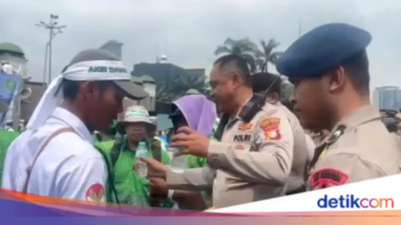 Polda Metro Jaya Bagikan Air Mineral dan Roti ke Massa Guru yang Demo di DPR
