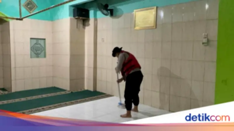 Polda Metro Jaya Bersihkan Musala Terendam Banjir di Kampung Melayu