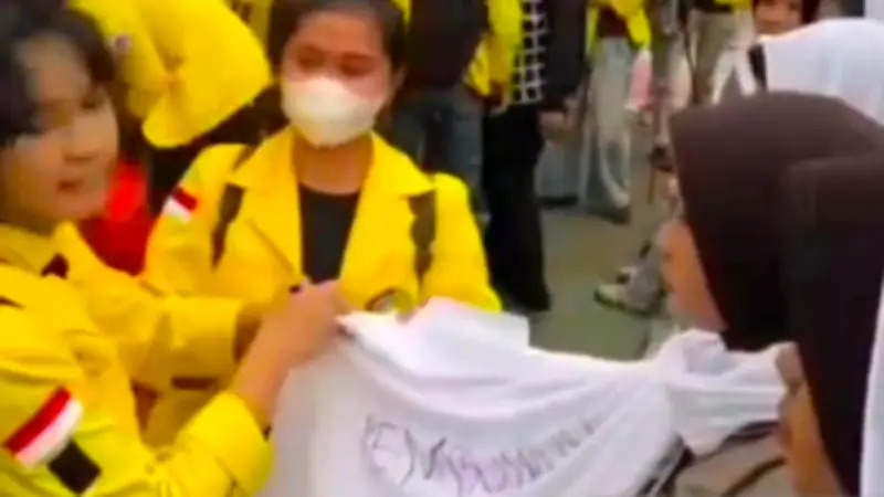 Polda Metro Sesalkan Aksi Coret Jilbab Polwan Saat Demo Mahasiswa di Mabes Polri