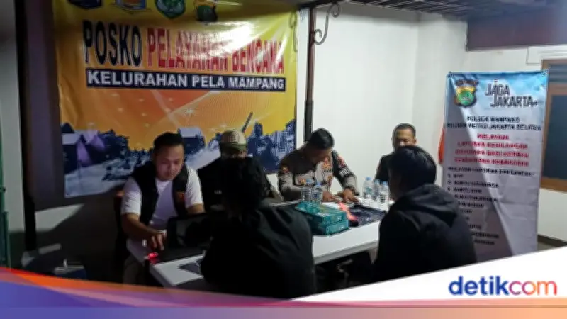 Polisi Buka Posko Bantu Warga Korban Kebakaran Mampang Urus Dokumen Hilang