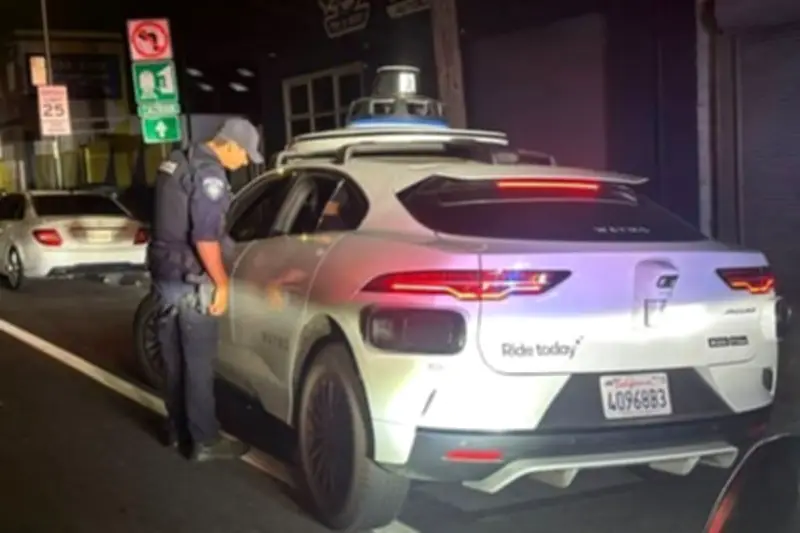 Polisi California Bingung Tilang Mobil Otonom Waymo yang Putar Balik Ilegal