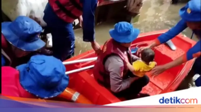 Polisi Evakuasi Balita dan Warga Sakit Stroke Terjebak Banjir Kebon Pala Jakarta Timur