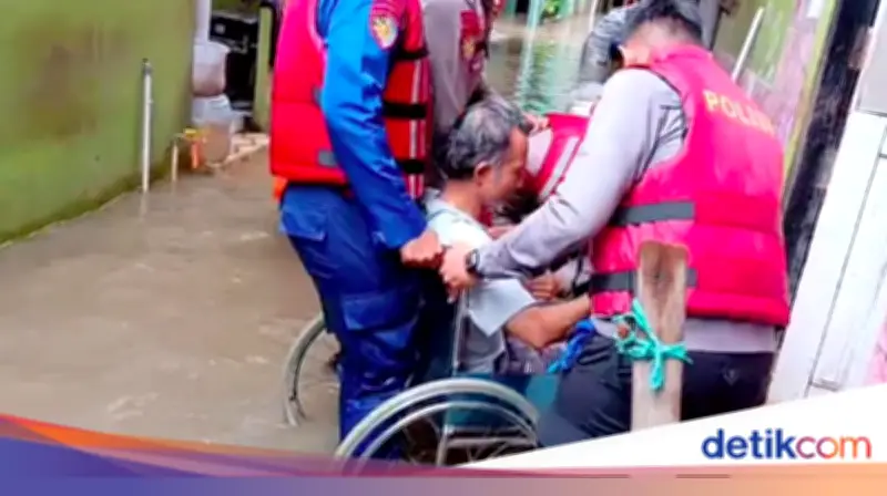 Polisi Evakuasi Warga Sakit Terdampak Banjir di Pela Mampang Jaksel