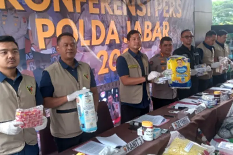 Polisi Jabar Bongkar Praktik Pengemasan Ulang Makanan dan Minuman Kedaluwarsa di Sumedang