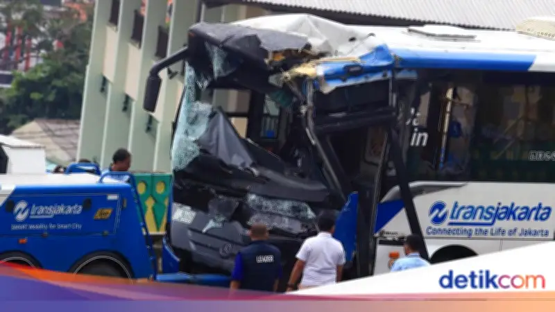 Polisi Periksa Dua Sopir TransJ Penyebab Tabrakan di Jalur Langit Cipulir