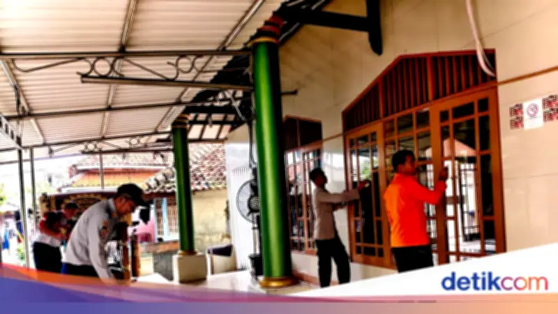 Polres Kepulauan Seribu Gelar Aksi Bersih-Bersih Masjid Dukung Program Bang Jasri