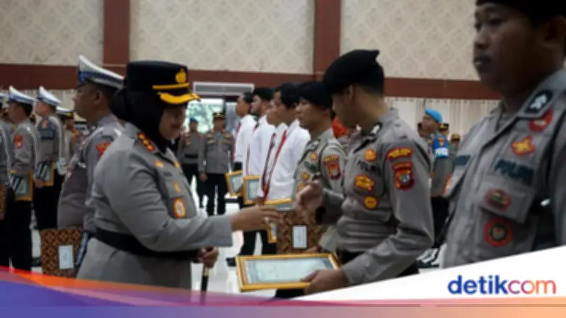 Polres Metro Bekasi Beri Penghargaan 39 Personel, Tekankan Pelayanan Humanis