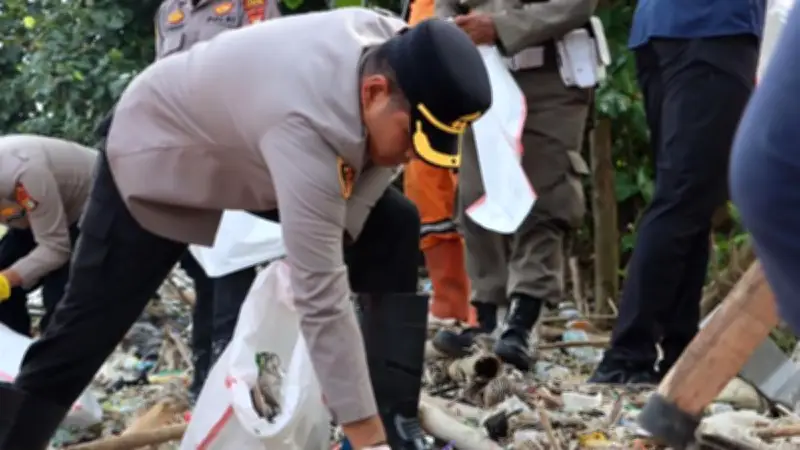 Polres Tanjung Priok Bersihkan Pesisir Marunda Lewat Gerakan ASRI untuk Kelestarian Lingkungan