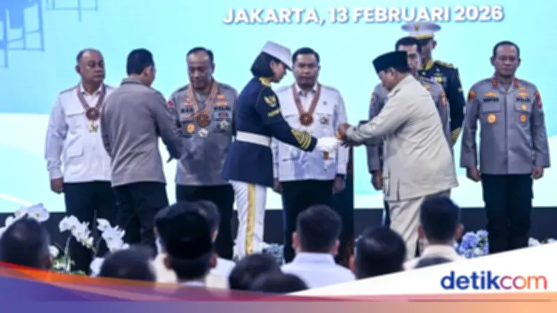 Prabowo Anugerahkan Bintang Jasa dan Satyalancana kepada Penggerak Program MBG Polri