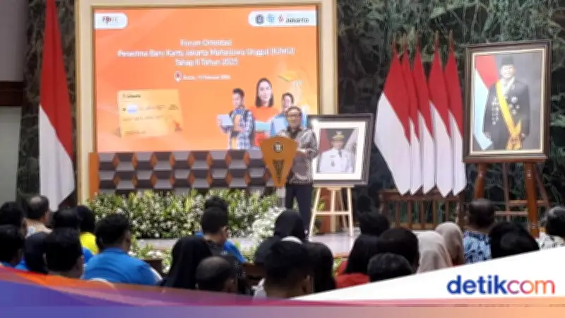 Pramono Anung Serahkan KJMU ke 2.524 Mahasiswa, Targetkan Ekspansi ke S2-S3