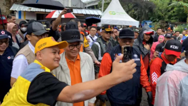 Pramono dan JK Pimpin Kerja Bakti Jaga Jakarta Bersih di Tengah Hujan Deras