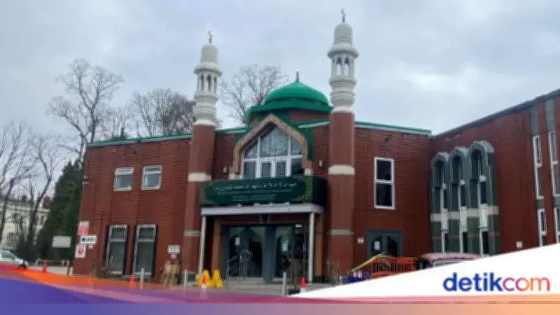 Pria Bawa Kapak dan Pisau Masuk Masjid di Manchester Saat Tarawih, Ditangkap Polisi