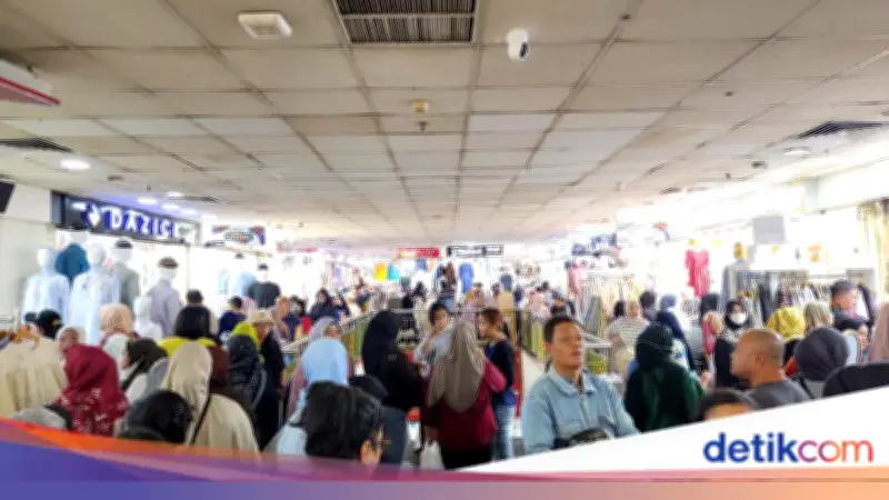 Ramadan Belum Tiba, Warga Sudah Berburu Baju Lebaran di Tanah Abang