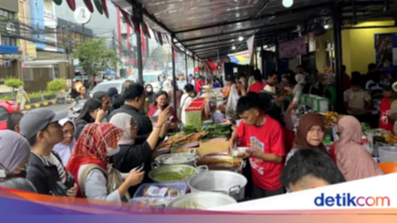 Ramai-Ramai Berburu Takjil di Bazar Benhil di Hari Pertama Ramadan