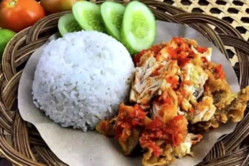 Resep Ayam Geprek Sambal Bawang: Renyah, Pedas, Gurih, Bikin Nasi Tambah