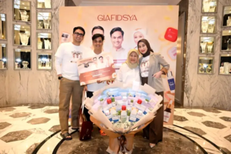 Reza Gladys Beri Kejutan Umrah untuk Ressa Rossano dan Mama Ratih