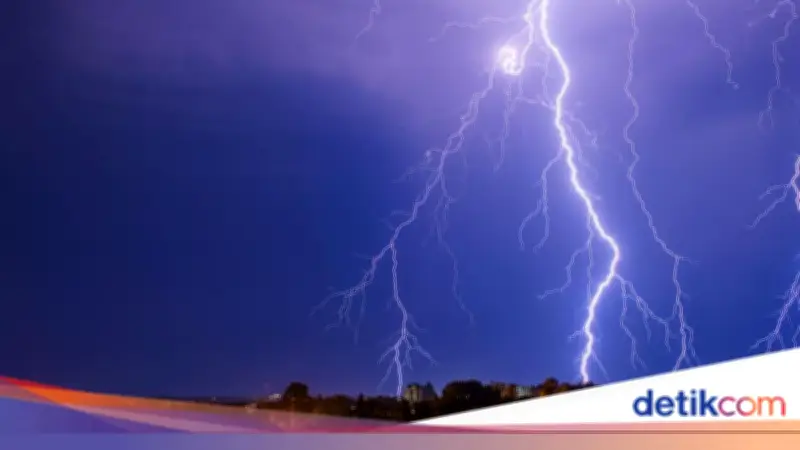 Rumah di Serang Terbakar Akibat Sambaran Petir, Pemilik Terpental Satu Meter