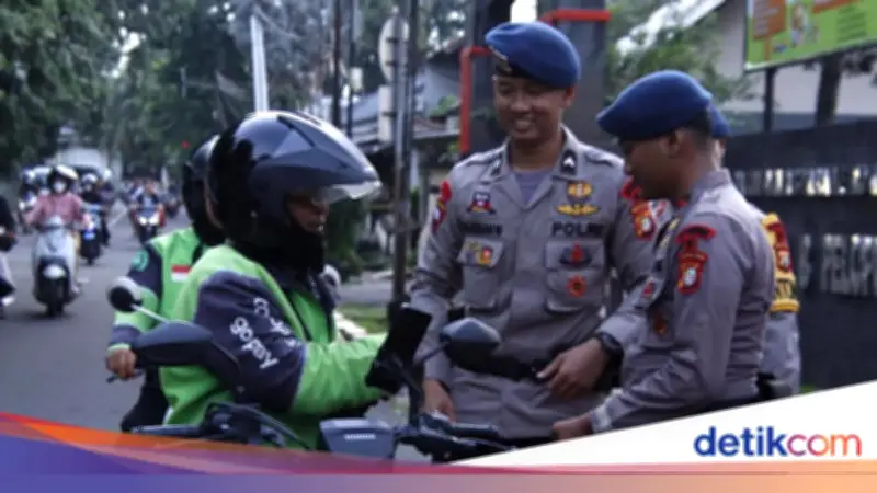 Satbrimob Polda Metro Jaya Bagikan Takjil ke Pengendara Ojol dan Pejalan Kaki