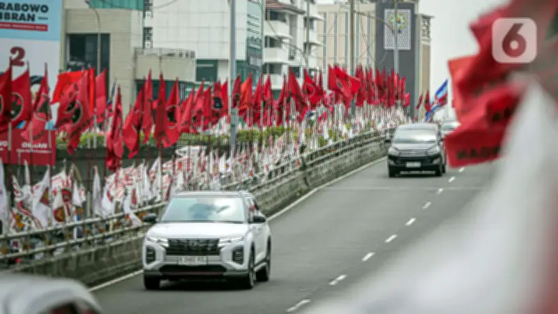 Satpol PP Jakarta Akan Bersihkan Flyover dari Atribut Partai Politik yang Membahayakan