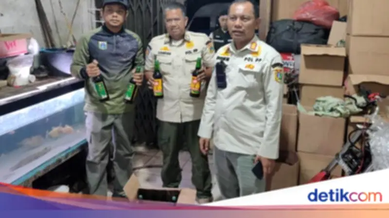 Satpol PP Jakarta Barat Sita 2.105 Botol Miras Ilegal Selama Razia Ramadan