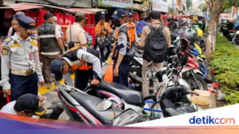 Satpol PP Tamansari Tertibkan PKL dan Parkir Liar di Trotoar Pancoran Glodok