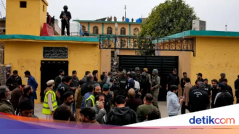 Serangan Masjid di Pakistan Ungkap Ancaman Teror yang Meningkat