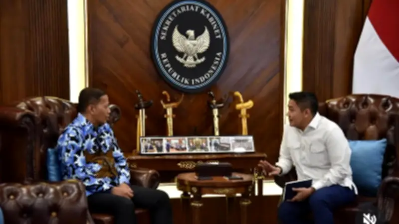 Seskab Teddy Bahas Peringkat UI dan Program Nol Sampah Undip dengan Para Rektor