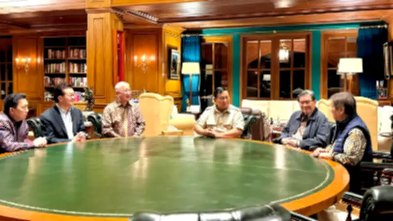 Seskab Teddy Bocorkan Isi Pertemuan Prabowo dengan 5 Pengusaha Besar di Hambalang