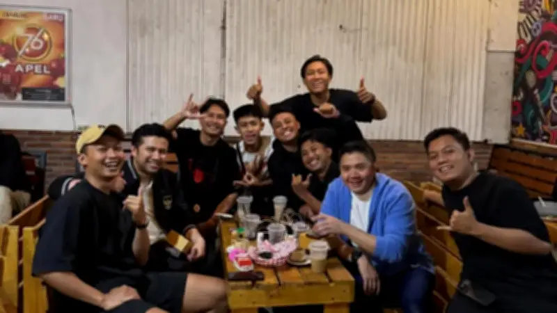Seskab Teddy Nobar Timnas Futsal di Warkop Malang, Tampil Santai dengan Sandal Jepit