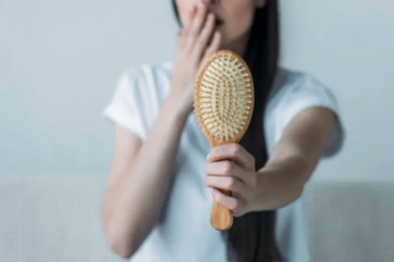 Sisir Kotor Picu Masalah Rambut, Begini Cara Membersihkannya dengan Benar