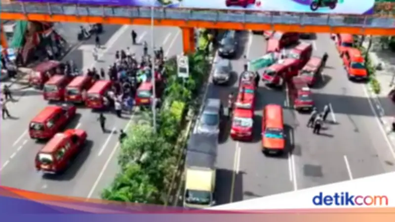 Sopir Angkot Bekasi Demo Tutup Jalan Protes Operasional Trans Beken