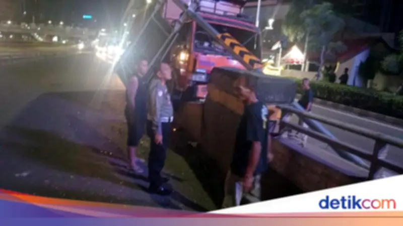 Sopir Mengantuk Jadi Penyebab Dump Truck Tabrak Pembatas Jalan di Layang Kuningan