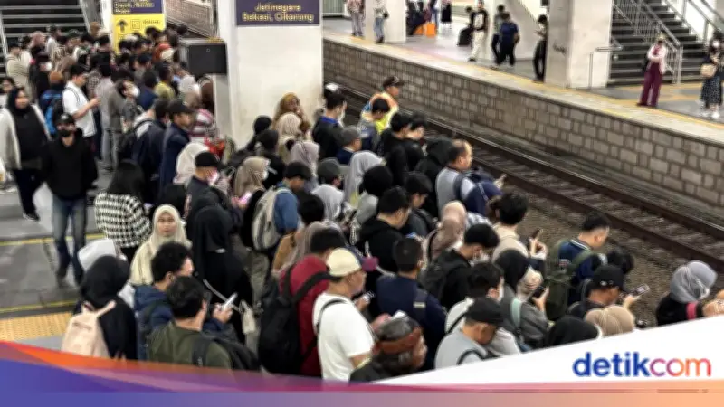 Stasiun Manggarai Padat Jelang Buka Puasa, Peron Bogor dan Bekasi Paling Ramai