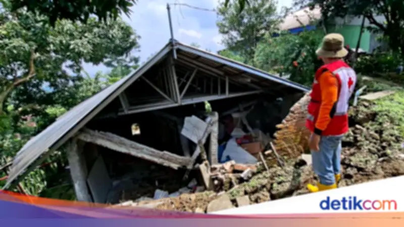 Tanah Gerak di Tegal Rusak 464 Rumah, Ribuan Warga Mengungsi