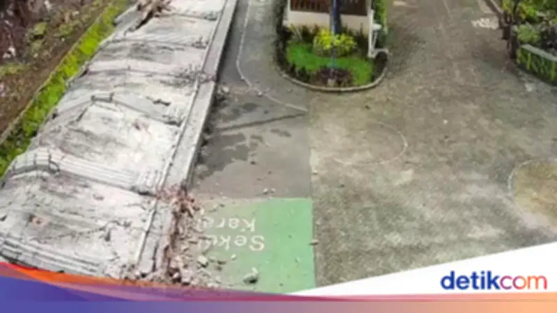 Tembok Panjang Roboh ke SMPN 182 Jaksel, Polisi Selidiki Dugaan Kelalaian