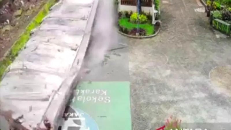 Tembok SMPN 182 Jakarta Ambruk, Diduga Akibat Struktur Tanah Labil dan Kelalaian