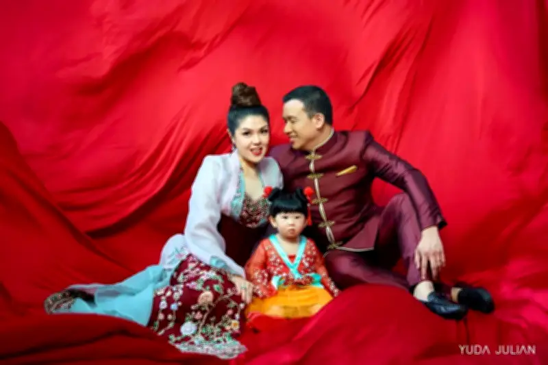 Tina Toon Rayakan Imlek dengan Ungkap Wajah Putri Pertama di Instagram