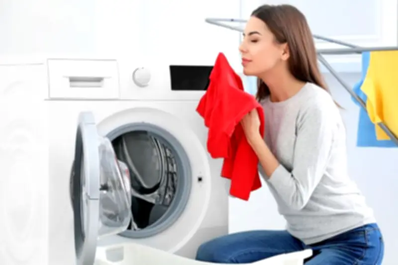 Tips Ampuh Hilangkan Bau Apek pada Pakaian, Khususnya Polyester