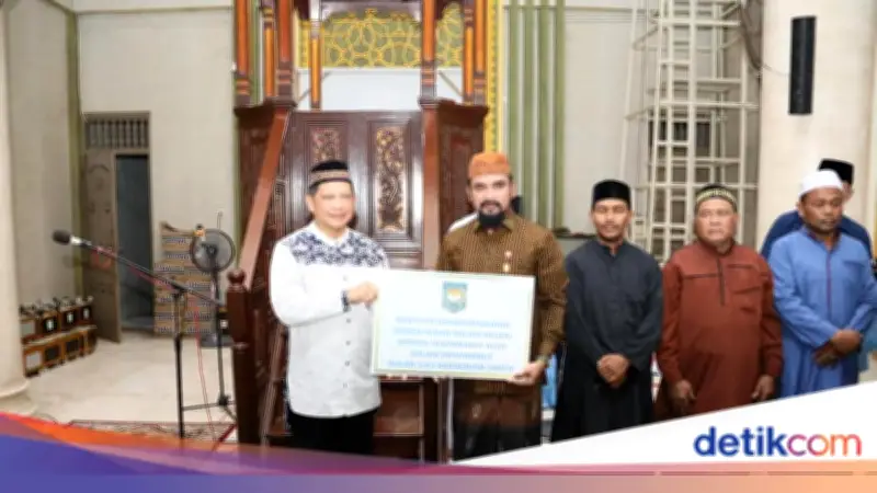 Tito Karnavian Salat Subuh dan Serahkan Bantuan Kemasyarakatan di Aceh Timur