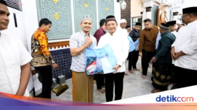 Tito Karnavian Salurkan Bantuan di Banda Aceh Usai Salat Subuh Ramadan